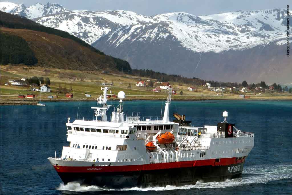 Hurtigruten Schiff MS Vesterålen vor norwegischer Küste