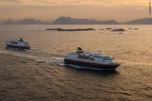 Hurtigruten Schiffe vor der norwegischen Küste Hurtigruten Schiffe vor der norwegischen Küste