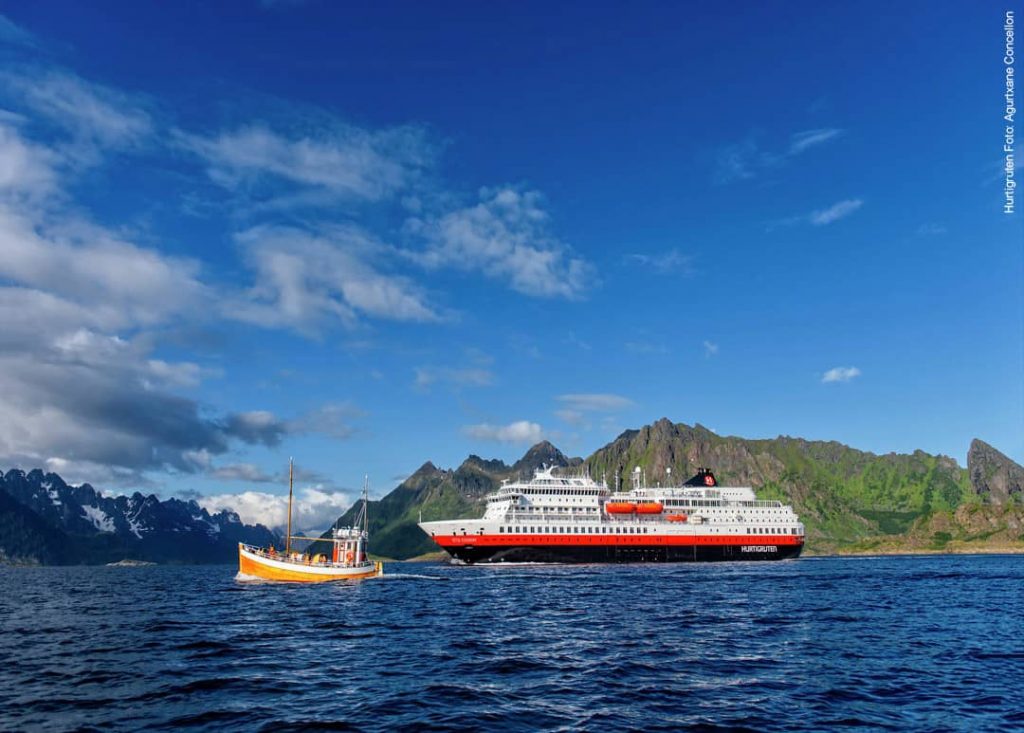 Hurtigruten Schiff MS Otto Sverdrup vor Fjordküste in Norwegen
