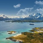Hurtigruten Angebote: Schiff im Raftsundet in Norwegen