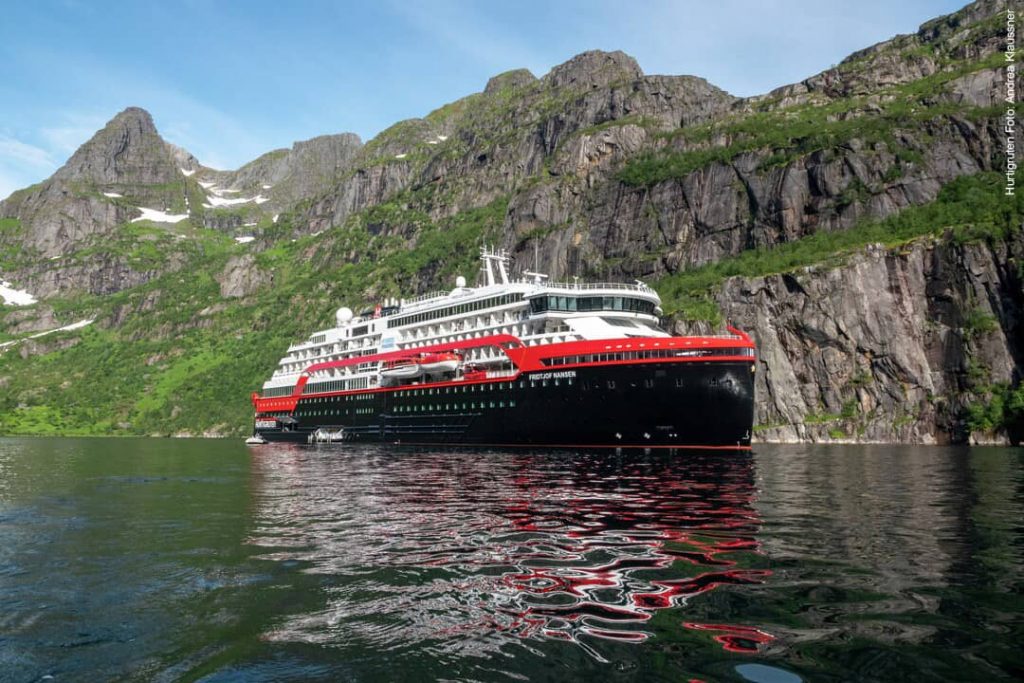 Hurtigruten ab Hamburg: Schiff MS Fridtjof Nansen vor der Insel Runde in Norwegen