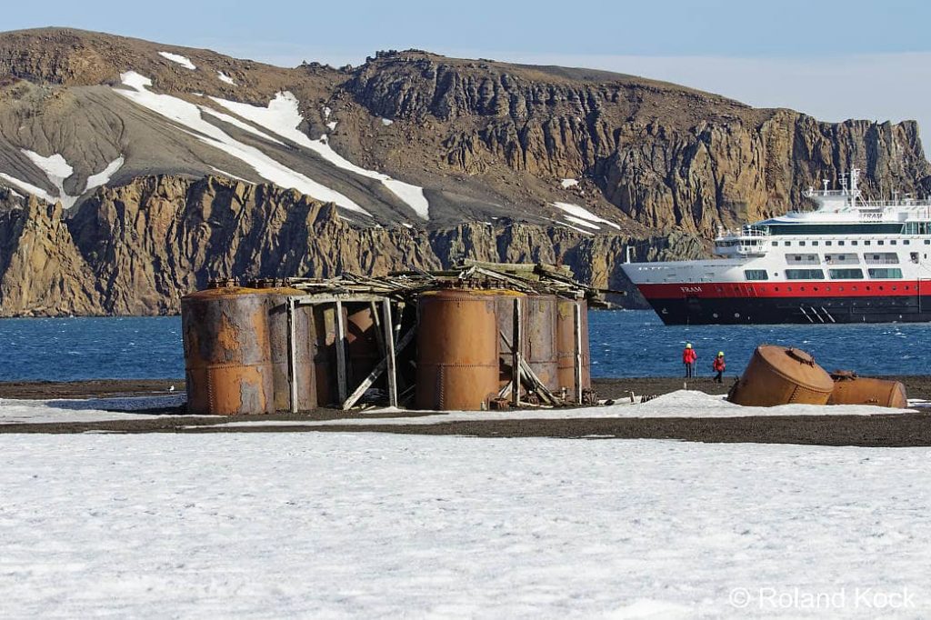 Hurtigruten Antarktis: Die MS Fram im Vulkankrater von Deception Island auf den Südlichen Shetlandinseln. Im Vordergrund befinden sich die Ruinen der alten Walfangstation (1912–1931) in Whalers Bay.