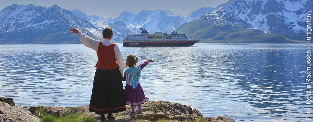 Großmutter mit Enkeltochter gratulieren der Hurtigruten MS Nordkapp zum130-jährigen Jubiläum