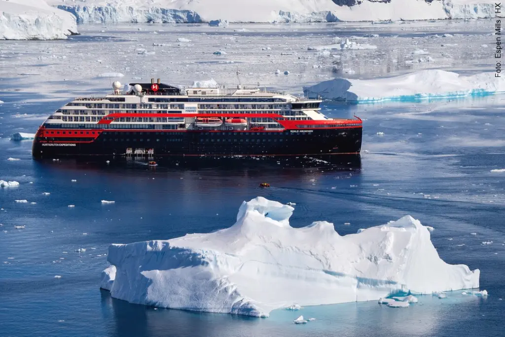 hurtigruten antarktis ms roald amundsen port charcot