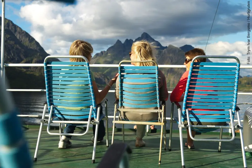 Passagiere diskutieren über ihre Hurtigruten Erfahrungen an Bord in Norwegen