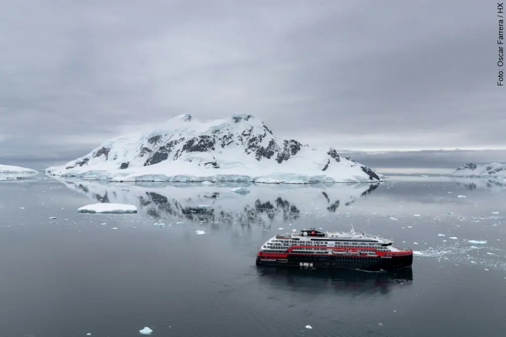 Antarktis Kreuzfahrt kleines Schiff: MS Roald Amundsen in Deception Island
