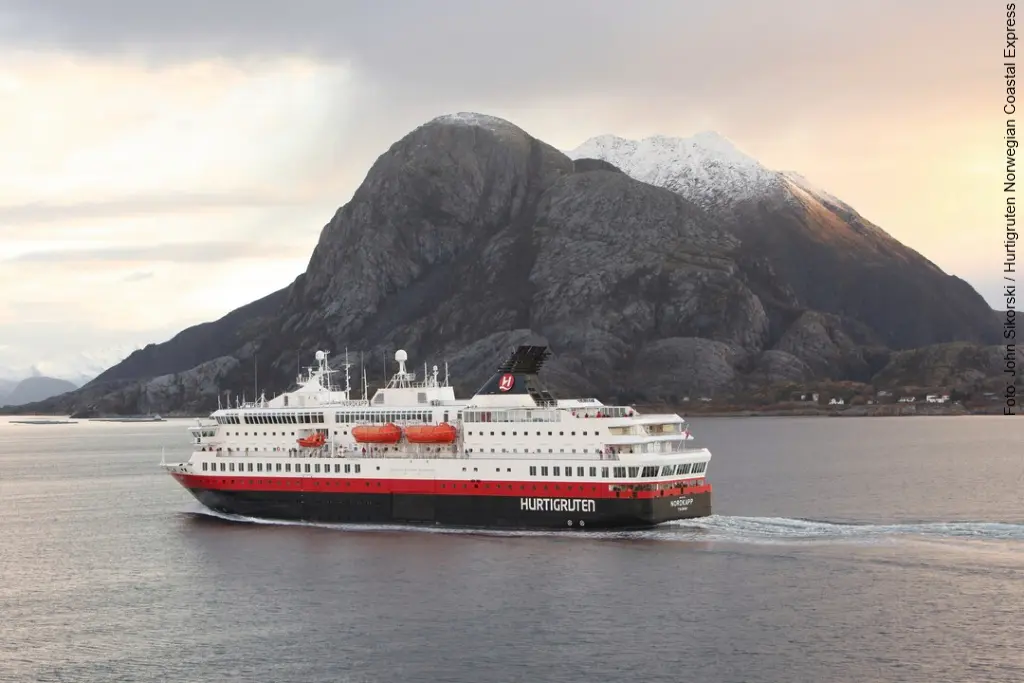 MS Nordkapp von Hurtigruten fährt entlang der Küste in Norwegen