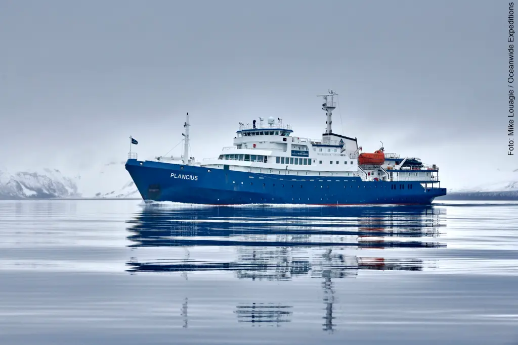 Antarktis Kreuzfahrt kleines Schiff: MS Plancius in Deception Island