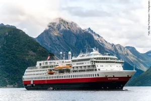 Hurtigruten Angebote: MS Finnmarken vor Sæbø im Hjørundfjord in Norwegen