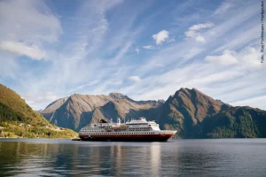 Hurtigruten ab Hamburg: MS Finnmarken in Sæbø im Hjørundfjorden in Norwegen