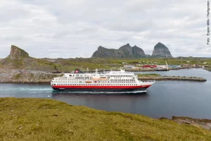 MS Finnmarken bei Træna – Hurtigruten Schiff im Porträt MS Finnmarken der Hurtigruten bei Træna vor der norwegischen Küste