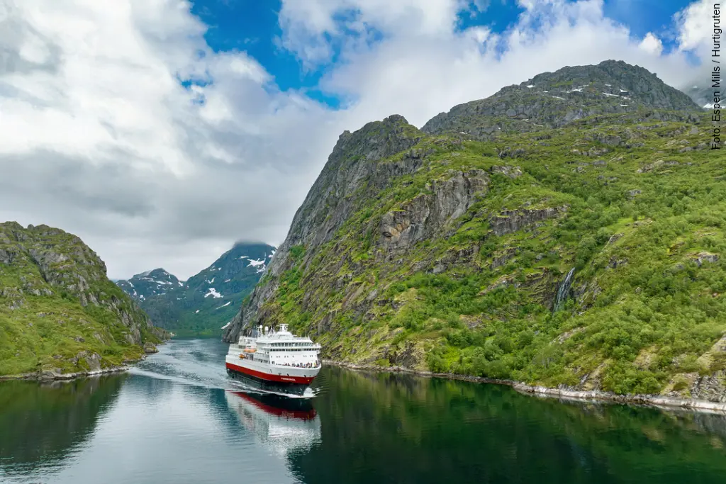 MS Finnmarken im Trollfjord in Norwegen