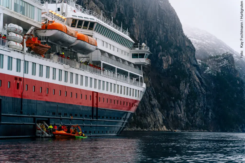 Hurtigruten im Lysefjord in Norwegen
