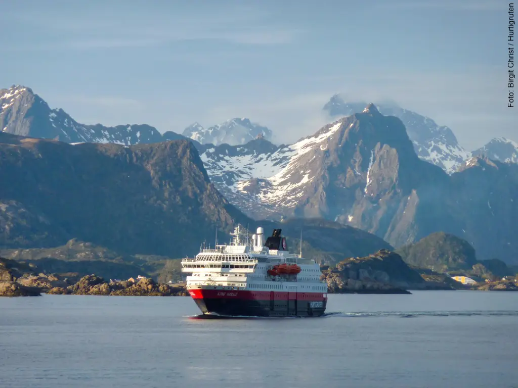 MS Kong Harald auf der klassischen Postschiffroute MS Kong Harald auf der Hurtigruten Postschiffroute entlang der norwegischen Küste