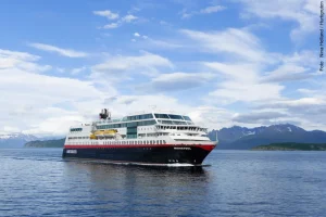 MS Midnatsol – Hurtigruten Schiff in Norwegen MS Midnatsol der Hurtigruten vor der Küste Norwegens