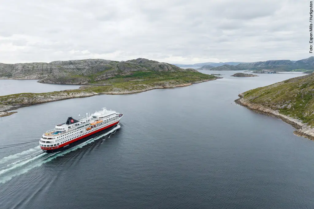Luftaufnahme der Hurtigruten Expeditionsschiff MS Finnmarken vor der Küste von Bessaker in Norwegen