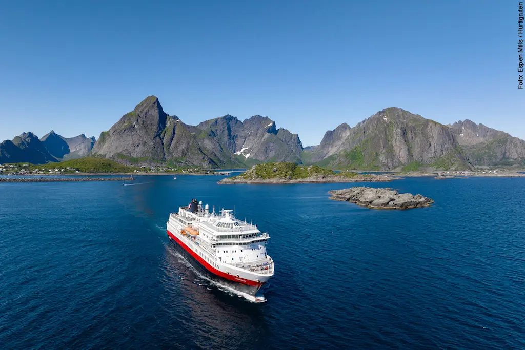 MS Finnmarken auf Hurtigruten Reise bei Reine in den Lofoten Hurtigruten Schiff MS Finnmarken bei Reine auf den Lofoten während einer Reise entlang der norwegischen Küste