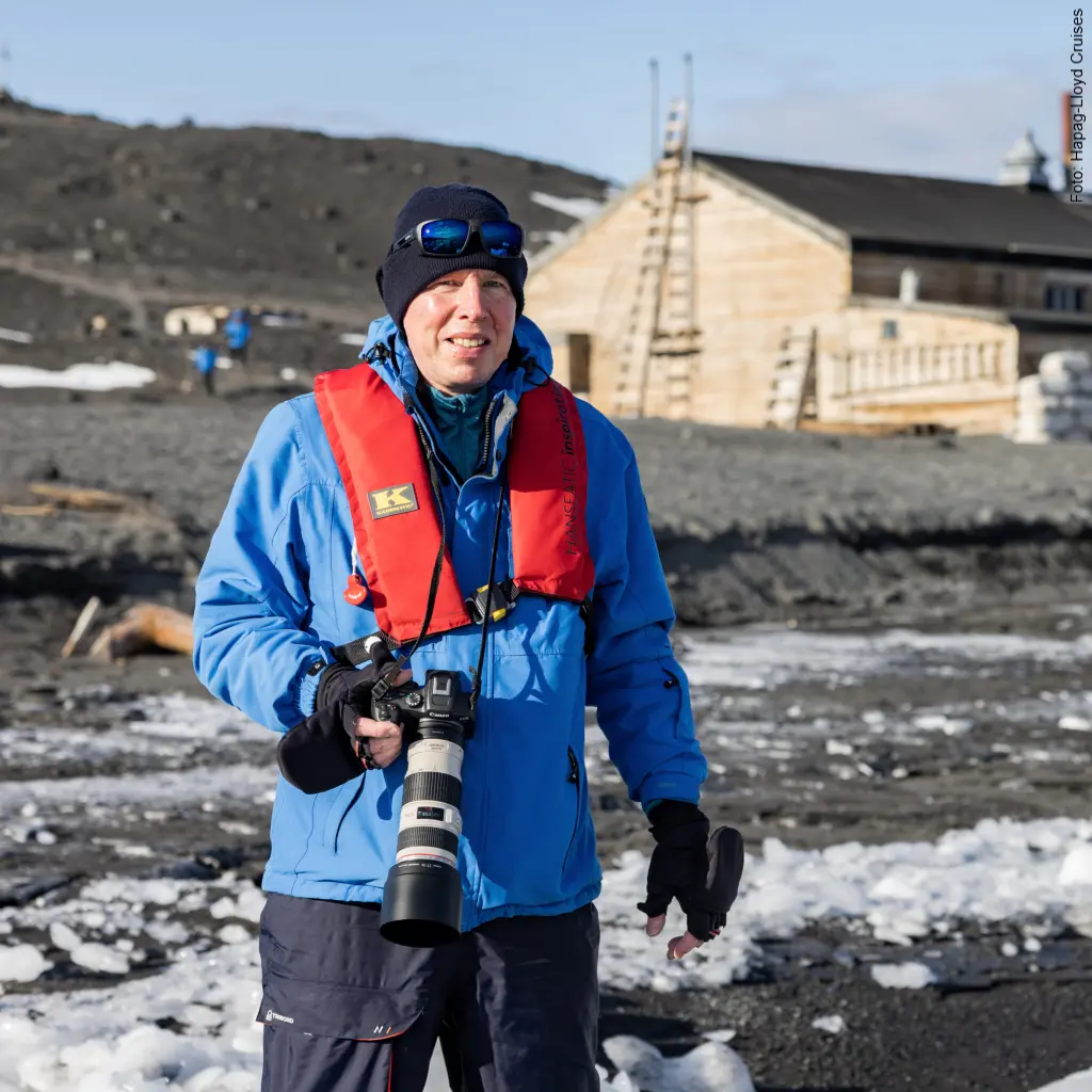 Roland Kock vor der historischen Scott-Hütte am Kap Evans in der Antarktis während einer Expeditionsreise
